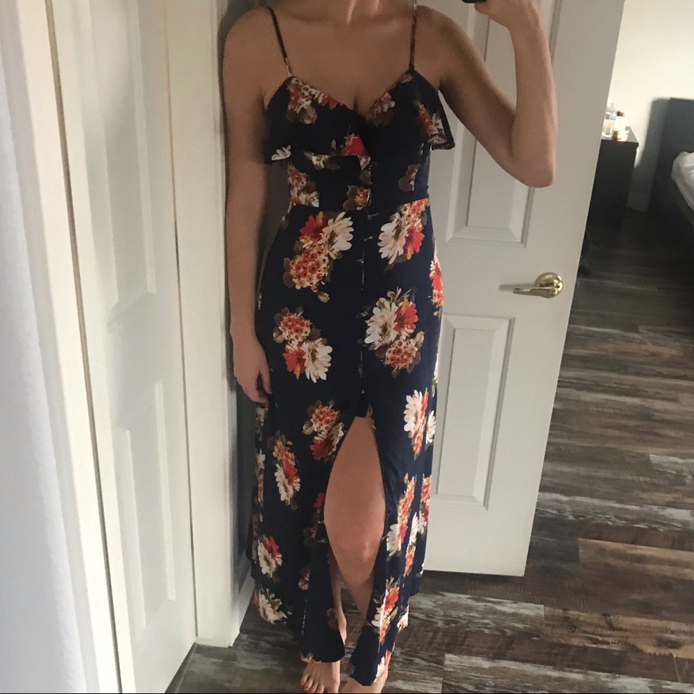 Floral maxi dress with open back 🌸🌸